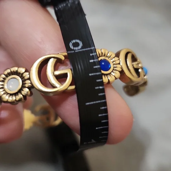 Auth. Gucci GG Marmont flower cuff bracelet in aged gold-tone metal - Picture 15 of 16